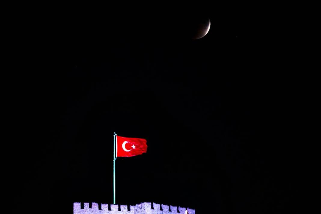 Doğa olayı mı, felaket habercisi mi? 'Kanlı Ay' tutulması ve bilimsel gerçekler 24